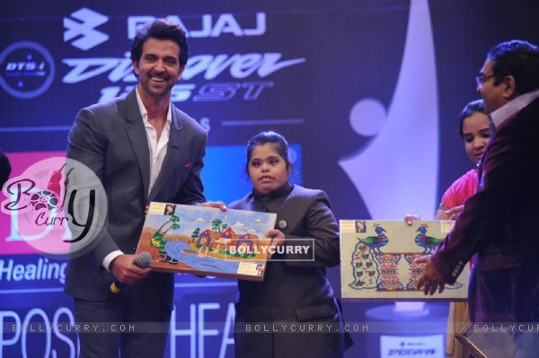 Hrithik Roshan gifts a painting to the achiever at Dr. Batra's Positive Health Awards 2013