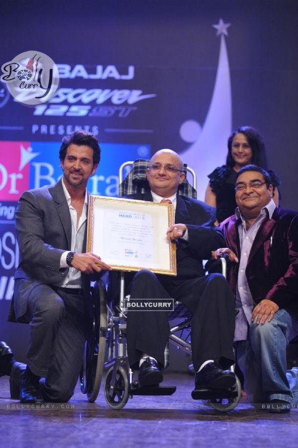 Hrithik Roshan felicitates an achiever at Dr. Batra's Positive Health Awards 2013 ceremony