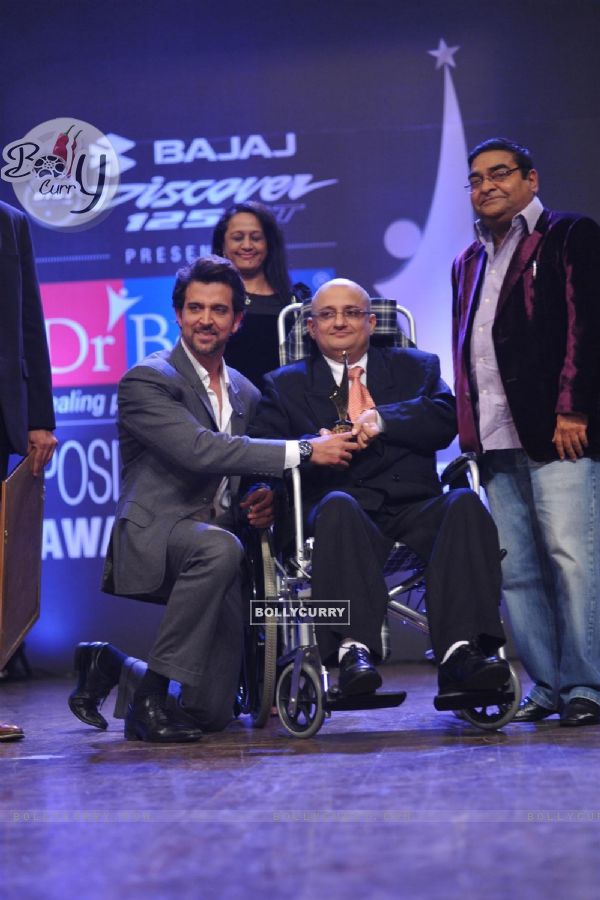 Hrithik Roshan felicitates an achiever at Dr. Batra's Positive Health Awards 2013