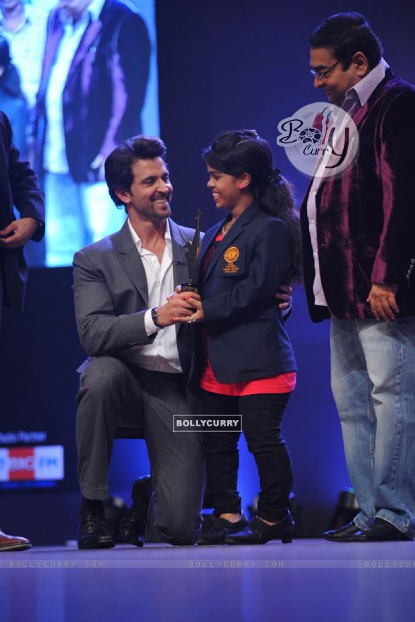 Hrithik Roshan felicitates an achiever at Dr. Batra's Positive Health Awards 2013