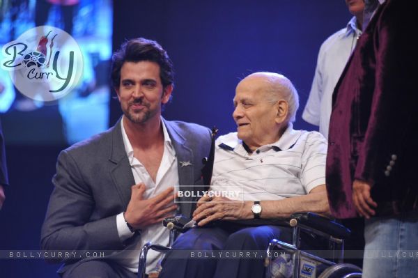 Hrithik Roshan felicitates an achiever at Dr. Batra's Positive Health Awards 2013