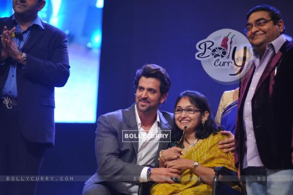 Hrithik Roshan felicitates an achiever at Dr. Batra's Positive Health Awards 2013