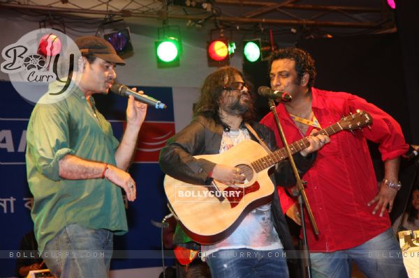 Mohit Chauhan, Pritam and Anurag Basu perform at The North Bombay Sarbajanin Durga Puja