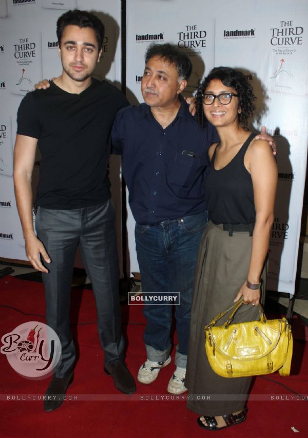 Imran Khan and Kiran Rao with Mansoor Khan at theLaunch of book 'The Third Curve'