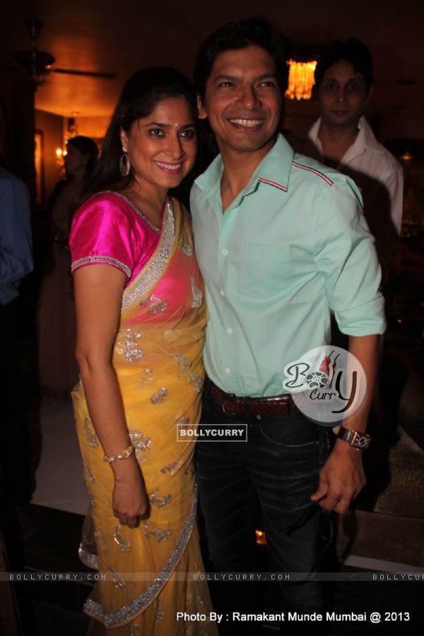 Shaan with wife at Abhijeet's Birthday Bash