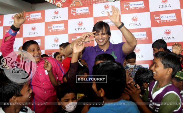 Vivek Oberoi celebrates Diwali with children suffering from cancer