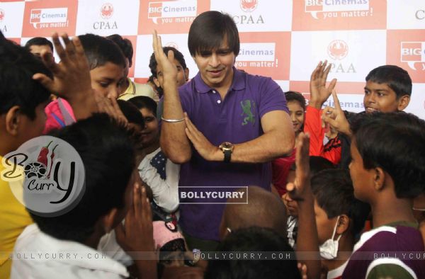 Vivek Oberoi celebrates Diwali with children suffering from cancer