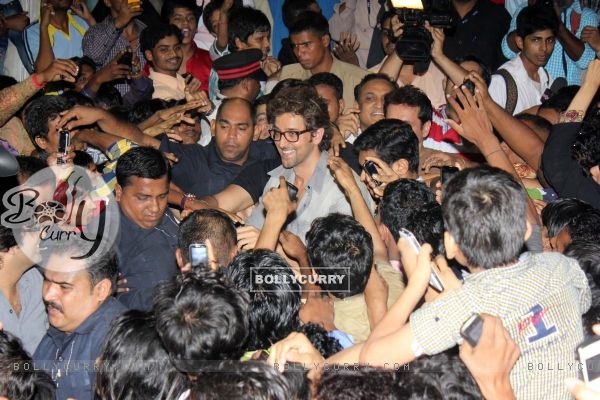 Hrithik & Vivek meet fans at Chandan cinema hall (301870)