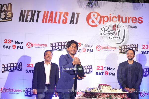 Shahrukh Khan opens a champaign bottle at the Success Party of Chennai Express