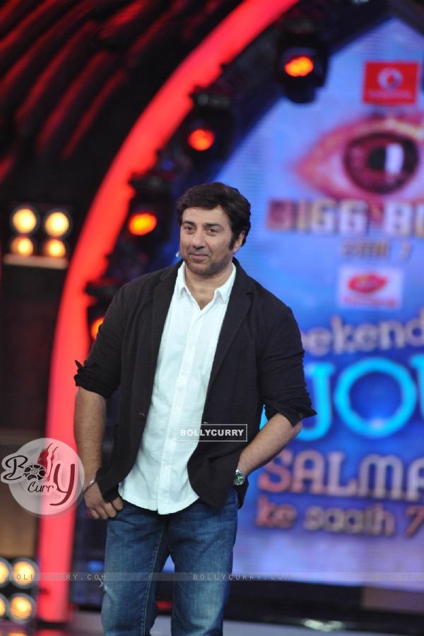 Sunny Deol promotes 'Singh Saab The Great' on Bigg Boss 7 (302501)
