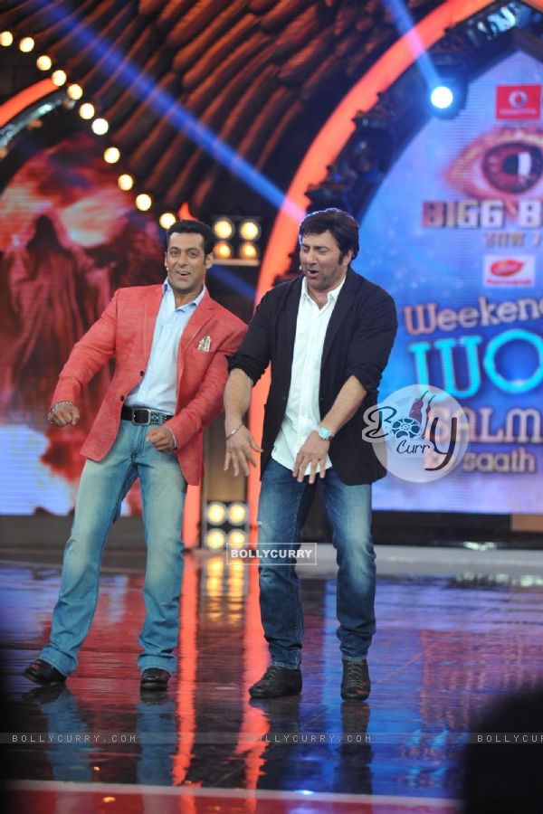 Sunny Deol promotes 'Singh Saab The Great' on Bigg Boss 7 (302508)