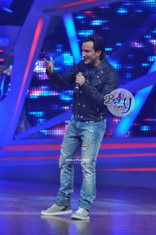Saif Ali Khan promotes Bullet Raja on Nach Baliye 6 (303905)
