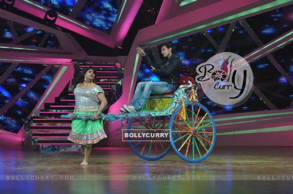 Kiku pulls Saif on a cart with ease on Nach Baliye 6 (303913)