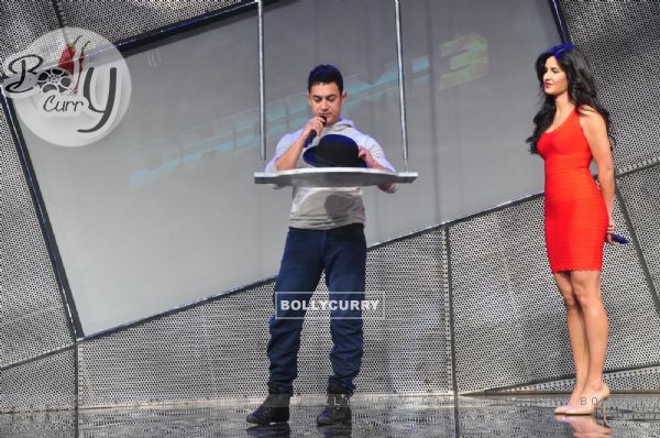 Aamir & Katrina were at the Launch of DHOOM3 Official Merchandise (303927)