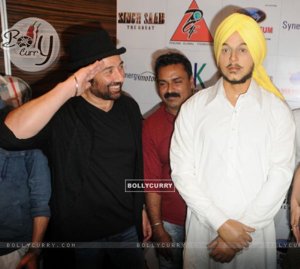 Sunny Deol unveils the statue of Shahid Bhagat Singh