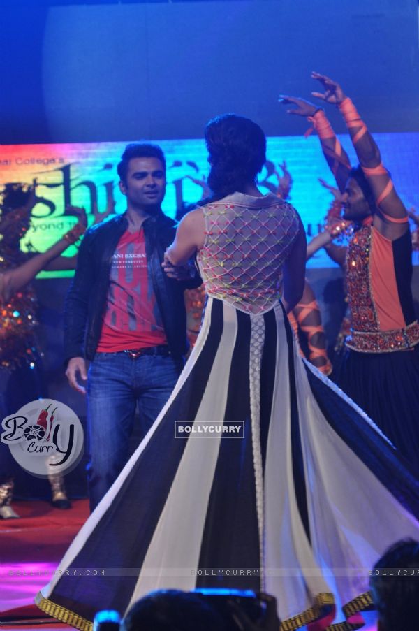 Sachin Joshi and Sunny Leone perform at the Music Launch of Jackpot (304542)
