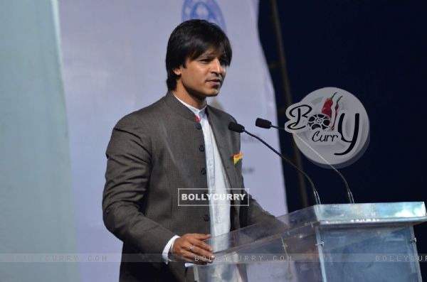 Vivek Oberoi pays tribute to the victims of the 26/11 terror attack