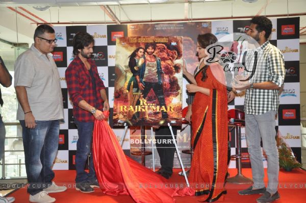 Shahid and Sonakshi unveil the R... Rajkumar comic during the promotions of the movie