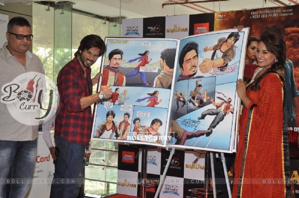 Shahid and Sonakshi pose alongside the R...Rajkumar comic during the promotions (305087)