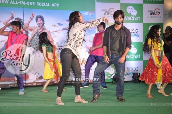 Shahid and Sonakshi perform at the Promotion of the R.... Rajkumar (305445)