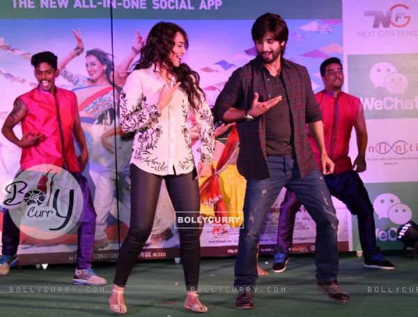 Shahid and Sonakshi perform at the Promotion of the R.... Rajkumar