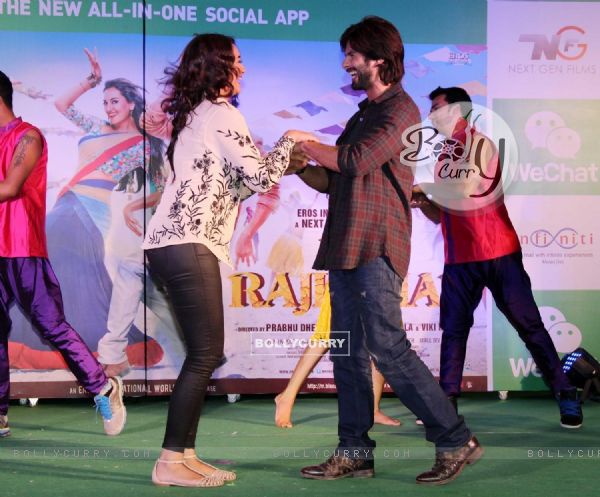 Shahid and Sonakshi perform at the Promotion of the R.... Rajkumar (305448)