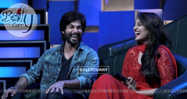 Shahid and Sonakshi promote R.... Rajkumar on the sets of Dance India Dance