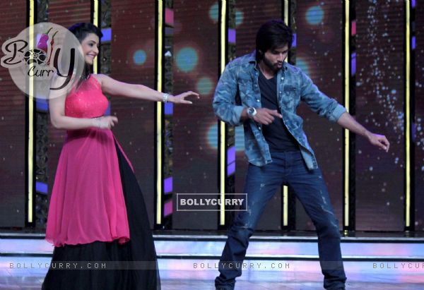 Shahid and Shruti performs on the sets of Dance India Dance (305482)