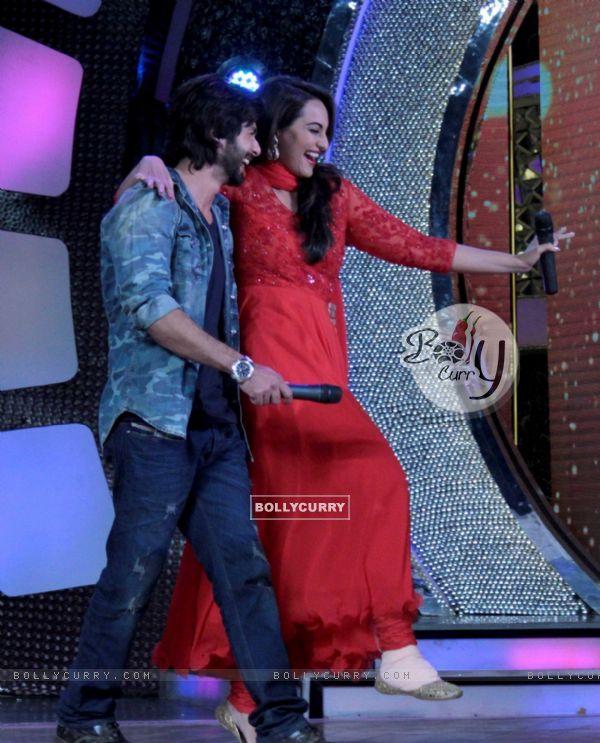 Shahid helps Sonakshi to walk on Dance India Dance (305485)