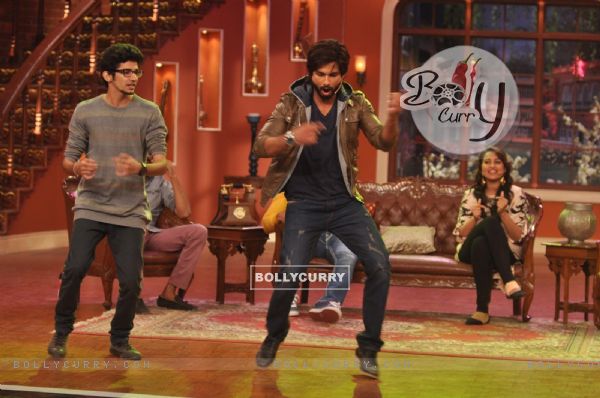 Shahid performs with a fan on Comedy Nights with Kapil (305567)