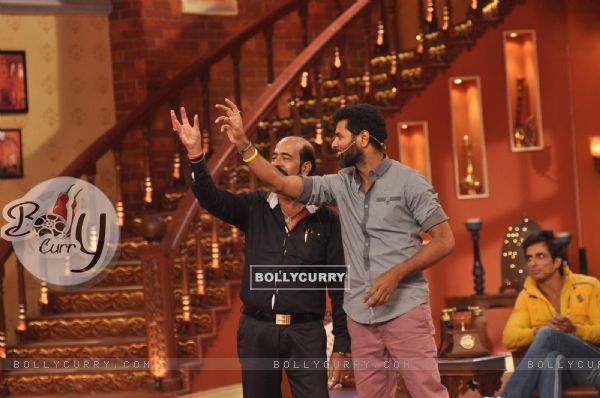 Prabhu Dheva performs with a fan on Comedy Nights with Kapil (305571)