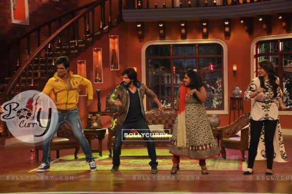 The cast of R....Rajkumar perform with a fan on Comedy Nights with Kapil (305572)