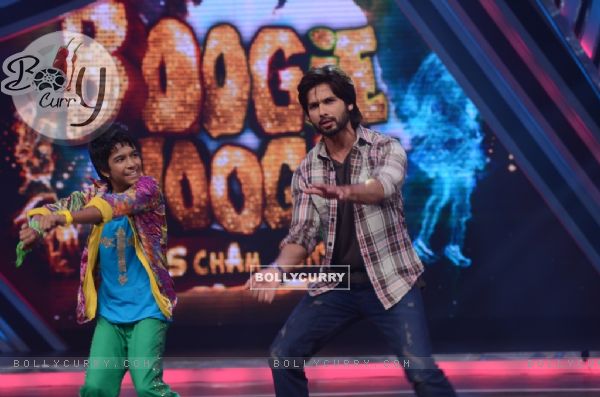 Shahid performs at the Grand premiere of Boogie Woogie (305800)