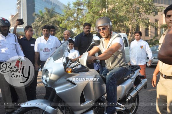 Akshay Kumar arrives at the Ride for Safety rally
