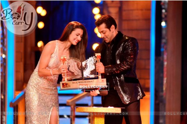 Salman hands over Gauhar the trophy of Bigg Boss Saat 7