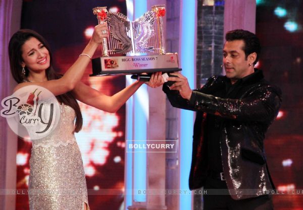 Salman hands over Gauhar the Bigg Boss Saat 7 throphy