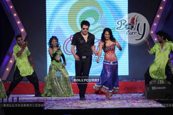 Krushna Abhishek and Kashmira Shah perform at the New Year celebrations at Country Club