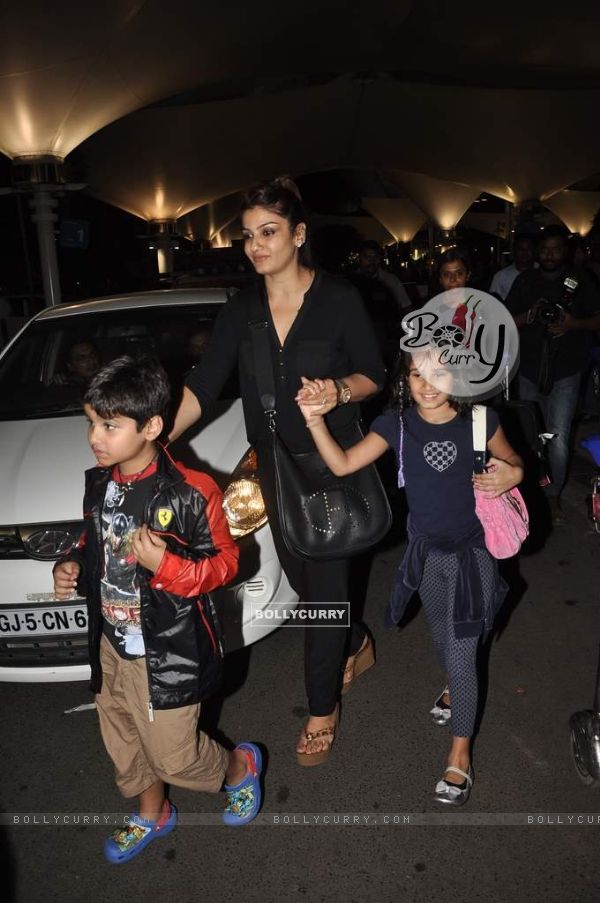 Raveena Tandon with her children clicked at the airport on 2nd Jan. 2014