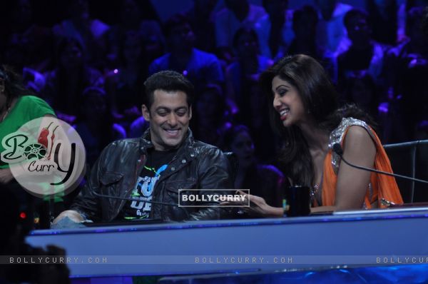 Salman Khan & Shilpa Shety share a joke on Nach Baliye 6
