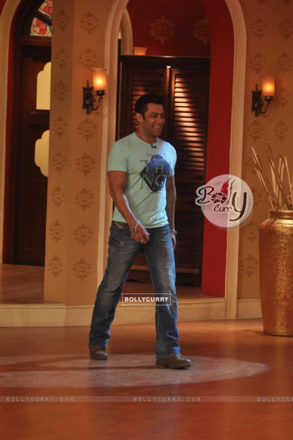 Salman Khan performs Comedy Night With Kapil (308765)