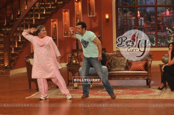 Salman Khan and Ali Asgar on Comedy Night With Kapil (308780)