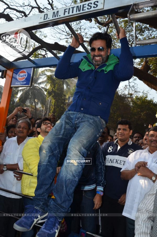 Akshay Kumar sports some pull ups at Dino Morea's DM Fitness Station