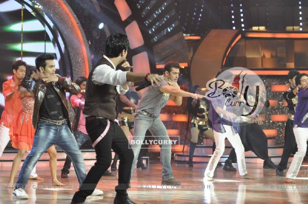 Salman Khan promotes Jai Ho on Dance India Dance (309148)