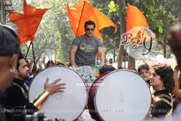 Salman Khan promotes Jai Ho on Dance India Dance (309247)