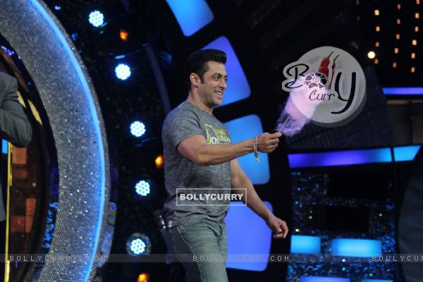 Salman Khan promotes Jai Ho on Dance India Dance (309248)