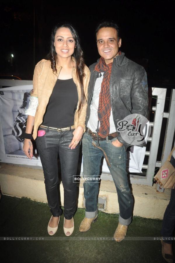 Gauri and Yash Tonk watch SHOLAY 3D (309412)