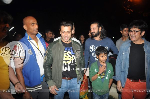 Salman Khan watches SHOLAY 3D with the JAI HO team (309414)