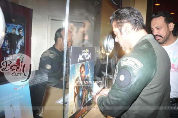 Salman Khan buys tickets to watch SHOLAY 3D with the JAI HO team