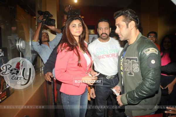 Salman Khan watches SHOLAY 3D with the JAI HO team (309416)