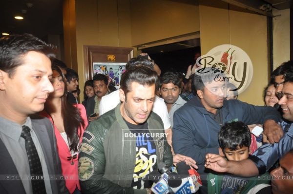 Salman Khan watches SHOLAY 3D with the JAI HO team (309417)